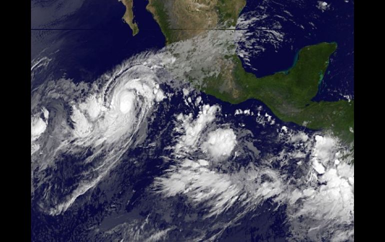 Una toma satelital muestra cómo el huracán Jovase extiende por las costas de México. AFP  /