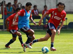 Alberto Medina (I) y Hector Reynosol de Chivas, durante una sesion de entrenamiento de cara a sus siguientes encuentros. MEXSPORT  /