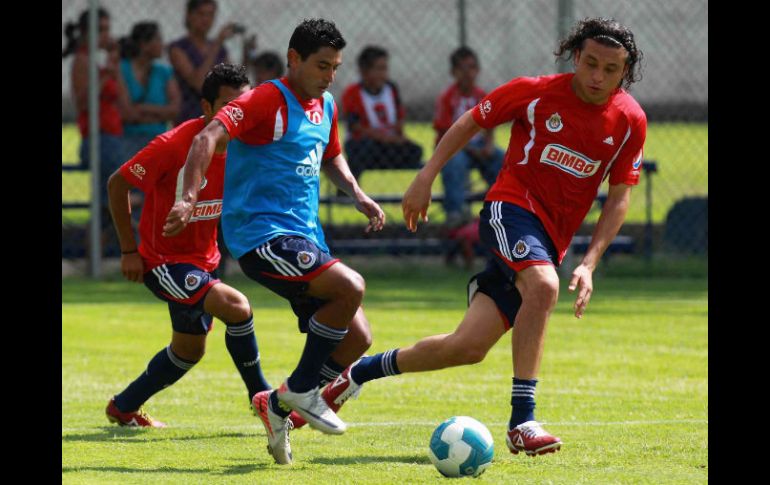 Alberto Medina (I) y Hector Reynosol de Chivas, durante una sesion de entrenamiento de cara a sus siguientes encuentros. MEXSPORT  /