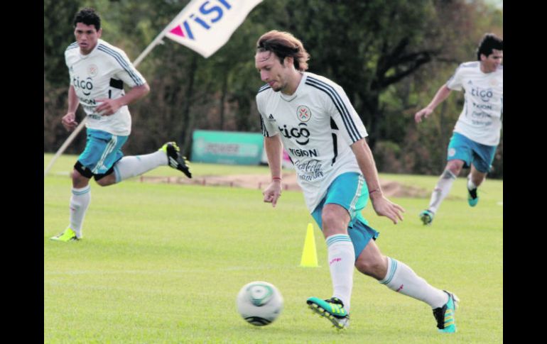 Édgar Barreto conduce el esférico durante el entrenamiento de Paraguay. REUTERS  /