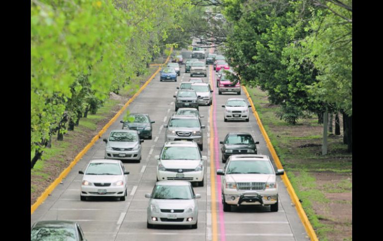 El carril exclusivo sobre Lázaro Cárdenas fue utilizado de manera normal por los automovilistas.  /