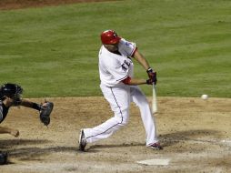 Nelson Cruz conecta el bambinazo del triunfo ante el relevista de Detroit, Ryan Perry. AP  /