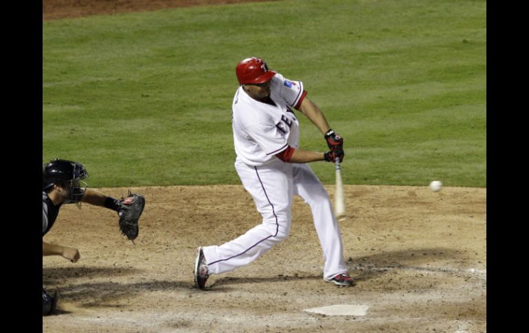 Nelson Cruz conecta el bambinazo del triunfo ante el relevista de Detroit, Ryan Perry. AP  /