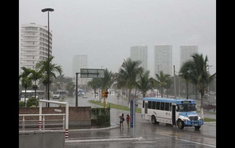 En Puerto Vallarta caen ya lluvias provocada por el fenómeno metereológico. EFE  /