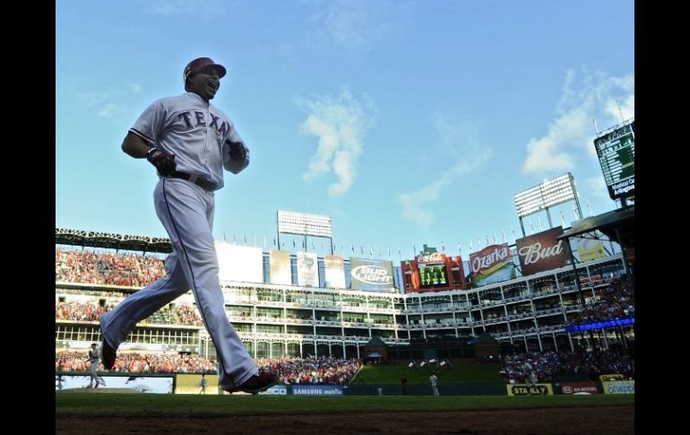 El jugador de los Rangers de Texas Nelson Cruz celebra un cuadrangular ante los Tigres de Detroit . EFE  /