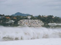 El fuerte oleaje en Manzanillo es evidente ante el arribo del huracán. AFP  /