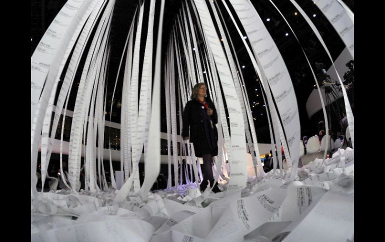 Una mujer camina entre medio de una instalación llamada 'Murmur Study', en el centro de prensa de la Feria del Libro. EFE  /