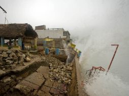 El oleaje en Barra de Navidad ha aumentado su fuerza a raíz del huracán. Inundaciones pueden afectar los planteles educativos. AFP  /