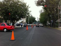 Trabajadores desvían a automovilistas a los carriles laterales.  /