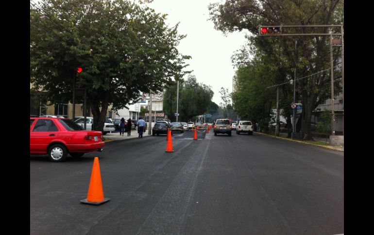 Trabajadores desvían a automovilistas a los carriles laterales.  /