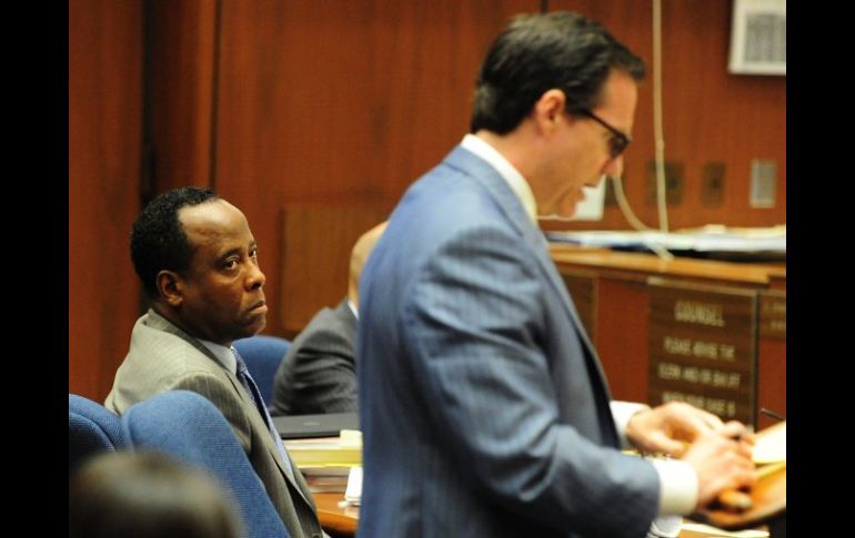 Conrad Murray escucha al fiscal durante el juicio en el que se le juzga por la muerte de Michael Jackson. EFE  /