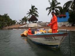 Lancheros de Barra de Navidad resguardan sus embarcaciones ante la inminente llegada del fenómeno.  /