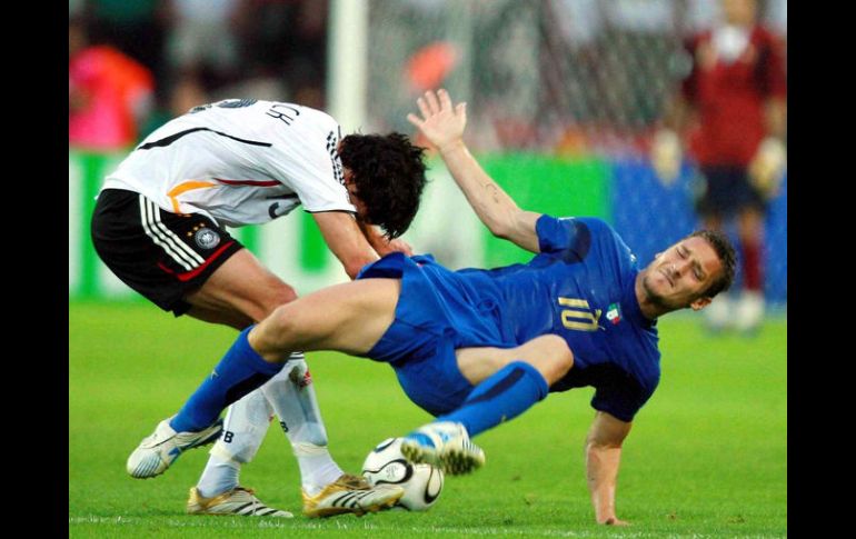 Francesco Totti de Italia y Michael Ballack de Alemania. MEXSPORT  /