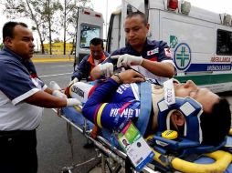 Los servicios médicos municipales se hicieron presentes para atender al ciclista colombiano. EL UNIVERSAL  /