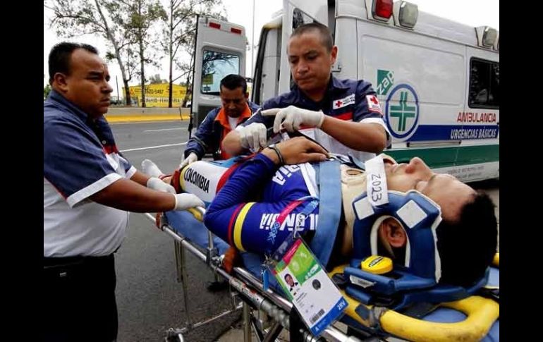 Los servicios médicos municipales se hicieron presentes para atender al ciclista colombiano. EL UNIVERSAL  /