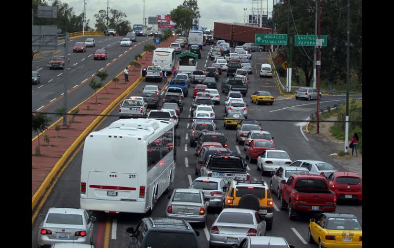 El cruce de Periférico y Vallarta registró carga vehicular. ESPECIAL  /