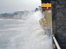 En la imagen, la costa de Barra de Navidad, primer punto de la Entidad donde el fenómeno meteorológico generó afectaciones.  /