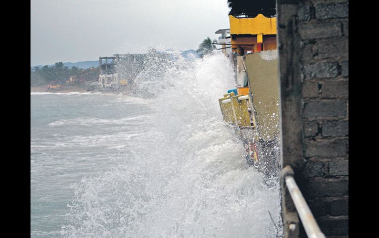 En la imagen, la costa de Barra de Navidad, primer punto de la Entidad donde el fenómeno meteorológico generó afectaciones.  /