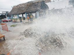 El oleaje golpea la Costa de Barra de Navidad. NTX  /