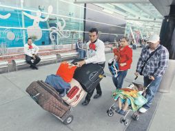 Los turistas son recibidos por maleteros vestidos de mariachis.  /