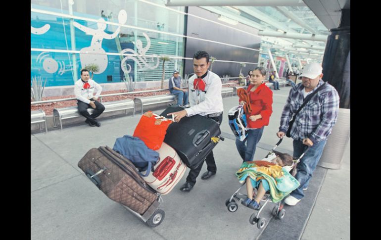 Los turistas son recibidos por maleteros vestidos de mariachis.  /