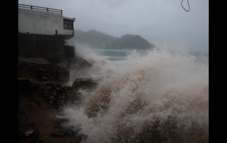 Puerto Melaque tiene caminos incomunicados debido a que el Río Marabatos y el canal El Arroyo se salieron de cauce.  /