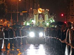 'Romeros' caminan en las inmediaciones del Centro tapatío para acompañar a la Virgen.  /