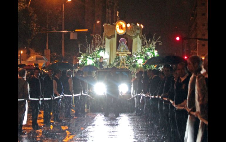 'Romeros' caminan en las inmediaciones del Centro tapatío para acompañar a la Virgen.  /