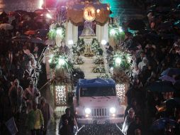 Danzantes y fieles forman parte de la procesión que acompaña a la ''Generala'' rumbo a la Basílica de Zapopan.  /