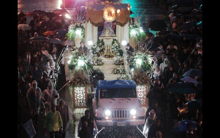 Danzantes y fieles forman parte de la procesión que acompaña a la ''Generala'' rumbo a la Basílica de Zapopan.  /