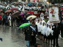 Desde antes de la llegada de la Virgen, la Plaza de las Américas ya luce abarrotada de personas.  /