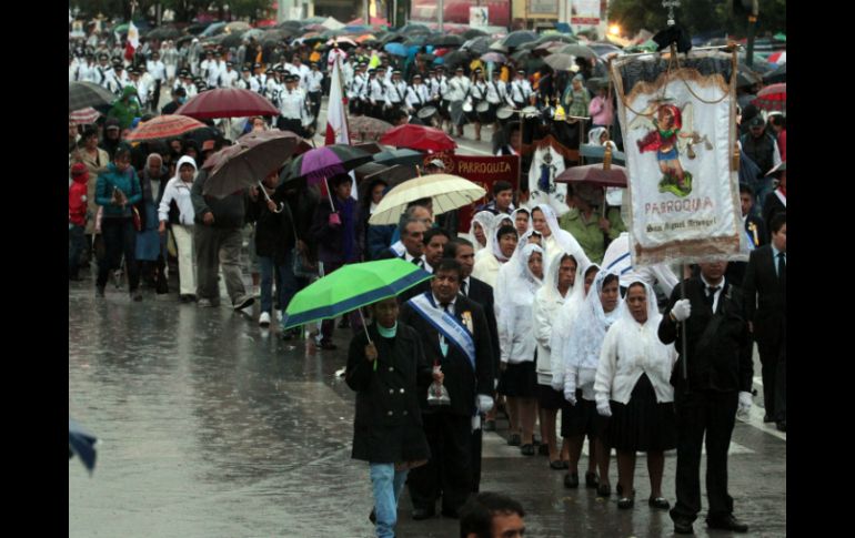 Desde antes de la llegada de la Virgen, la Plaza de las Américas ya luce abarrotada de personas.  /