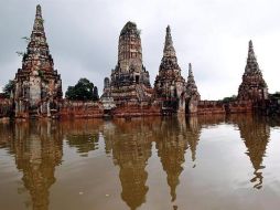 Zona inundada del monasterio budista Wat Chaiwatthanaram en la provincia de Ayutthaya, Tailandia. EFE  /