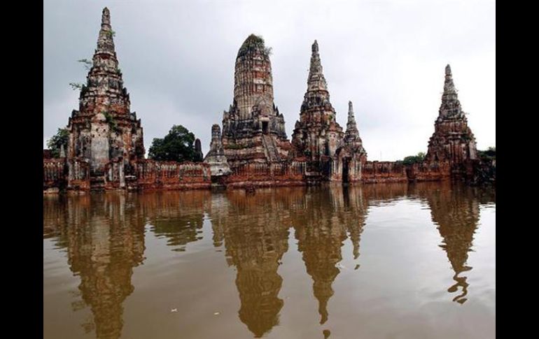 Zona inundada del monasterio budista Wat Chaiwatthanaram en la provincia de Ayutthaya, Tailandia. EFE  /