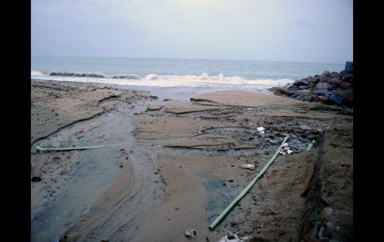 Imagen de la playa de Puerto Vallarta tras las tormentas nocturnas. AFP  /