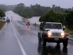 La ahora tormenta tropical ''jova'' causó daños a su paso en diversos tramos carreteros federales.  /