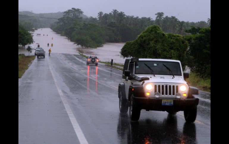 La ahora tormenta tropical ''jova'' causó daños a su paso en diversos tramos carreteros federales.  /