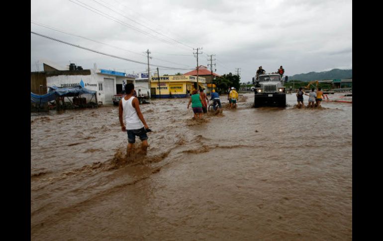 Tras el paso de la ahora tormenta tropical resultaron cuatro muertos y hay más de cuatro mil quinientos afectados en el Estado. AP  /