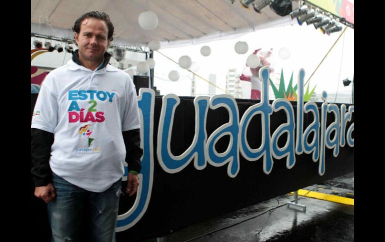 Bernardo de la Garza recibio la playera de que se esta a dos días de Juegos Panamericanos. MEXSPORT  /