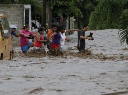 Además de las viviendas que se inundaron, autoridades reportaron varias vías cerradas y daños en la infraestructura urbana. AP  /