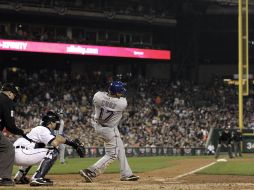 Nelson Cruz conecta el cuadrangular que asegura la victortia a los Rangers. AP  /