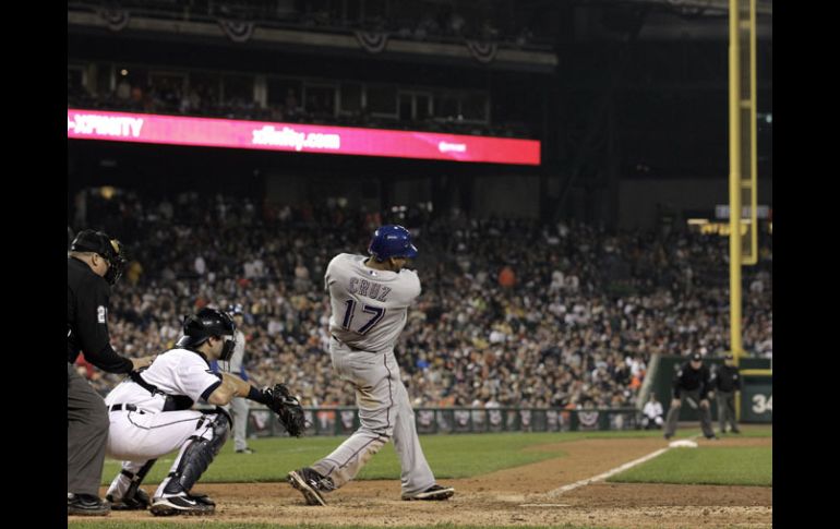 Nelson Cruz conecta el cuadrangular que asegura la victortia a los Rangers. AP  /