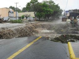 Una calle del centro de la capital colimense fue destruida por la fuerza del agua que dejó a su paso el huracán “Jova”. EL UNIVERSAL  /