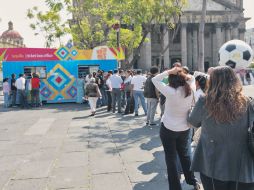 La taquilla ubicada en la Plaza de la Liberación registra largas filas de personas en busca de boletos.  /