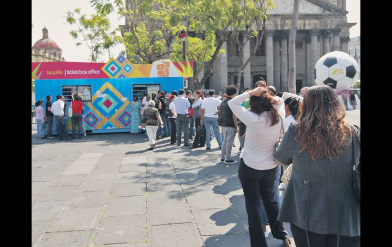 La taquilla ubicada en la Plaza de la Liberación registra largas filas de personas en busca de boletos.  /