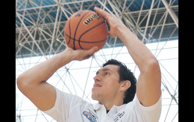 México, en espera de saber si podrá contar con su estrella de básquetbol Eduardo Nájera. MEXSPORT  /