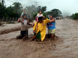 Durante la jornada del miércoles realizaron evacuaciones a la población de Melaque.  /