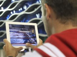 Un miembro de la delegación canadiense graba con un iPad la práctica de natación durante los ensayos en Panamericanos. REUTERS  /