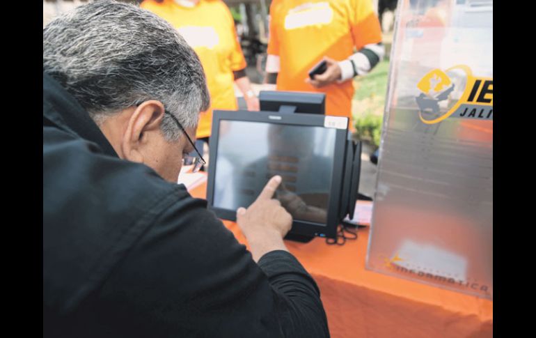 Sólo en Distritos 1 y 17, así como en Gómez Farías, se llevará a cabo la elección con estos dispositivos. ARCHIVO  /