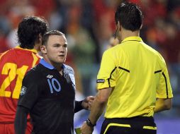 Sancionan a Wayne Rooney por dar una patada al jugador montenegrino Miodrag Dzudovic. AFP  /